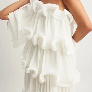 Lojsanwallin x NA-KD klänning - Säljer en superfin helt oanvänd vit offshoulder klänning från Lojsan Wallin kollektion med NA-KD.  Klänningen är i storlek EU 32 (stor i storleken) + nyskick. Jag har vanligtvis storlek 34/S, men pga stor i storleken passade EU32. 