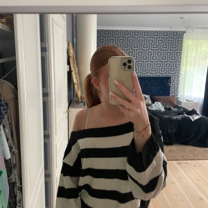Stickad reöja - Säljer denna urgulliga off-shoulder tröjan från Nelly  Superfin att ha nu speciellt till hösten💞