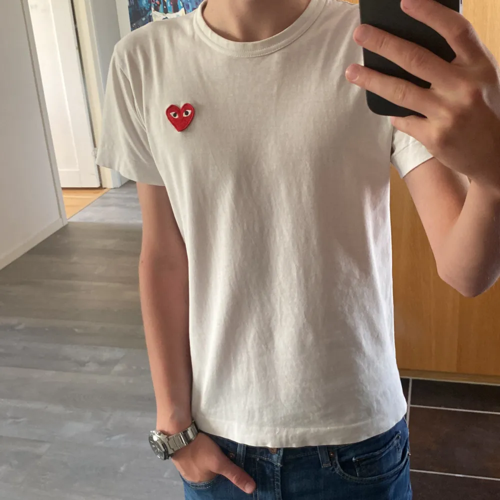 Säljer denna snygga t-shirten från Comme des garçons!❤️ t shirten är i bra skick förutom lite missfärgning under armarna men absolut inget som syns! Storlek S men sitter som xs! Priset går att diskutera! Skriv vid frågor och funderingar!🤝😁. T-paidat.