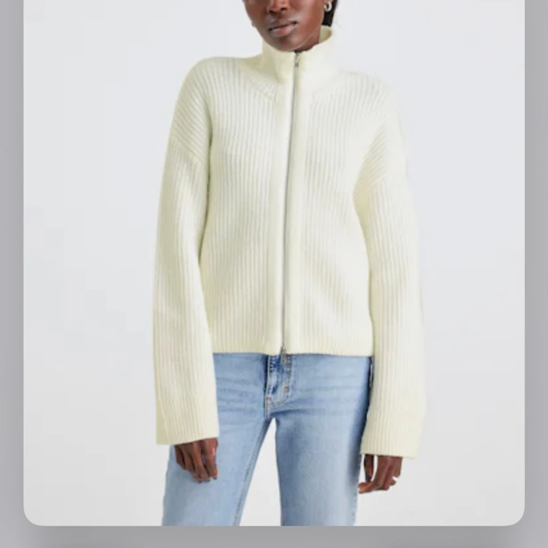 Vit stickad kofta med dragkedja