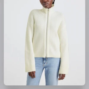 Vit stickad kofta med dragkedja - Säljer en superfin vit stickad kofta i storlek XS. Den har en dragkedja framtill och är perfekt för höst och vinter. Koftan är långärmad och väldigt mysig att ha på sig. Passar både till vardags och lite finare tillfällen. 🧡