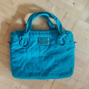 Marc Jacobs datorfodral  - Turkost datorfodral från marc jacob. 35x25 cm så passar perfekt för en vanlig mac book eller liknande. Skriv vid funderingar!💙💚