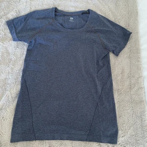 Tränings t-shirt - En tränings t-shirt från H&M, använd men inget som syns!💙