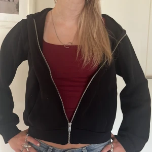 Svart hoodie från 157 - Säljer en svart hoodie från lager 157 i storlek S. Den har en dragkedja framtill och en mysig huva. Perfekt för höst och vinter, och funkar både till vardags och chillkvällar. Hoodien är i bra skick och väldigt bekväm att ha på sig. Passar till det mesta i garderoben!