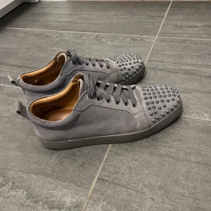 Christian loubutin skor - Säljer nu dess skor efter som de ej kommer till användning längre, skicket är 9/10 , påse kommer även med.