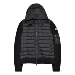 Hooded Moncler Cardigan  - Helt ny Cardigan som aldrig använts. 10/10 skick. Perfekt nu för höst och vinter, men även nu för sensommarn. Hör av dig om du är intresserad. Insta: Simon.c.7