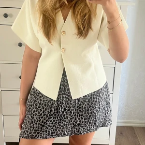 LEOPARD KJOL MED FICKOR🐆 - Jätteskön trendig leopardskjol. Jag har klippt den själv ifrån en klänning så sömnen är lite ojämn i midjan annars superbra skick (Dock skrynklig på bilderna)❤️Så så fin och kjolen är fickor på sidorna🥰Ingen lapp i men passar M och S storleksmässigt