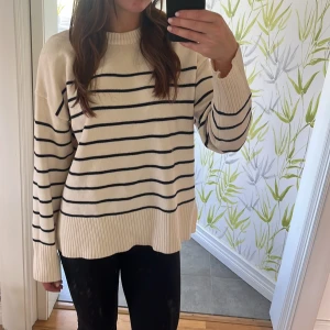 Superfin stickad tröja - Säljer min stickade tröja från zara då den tyvärr inte kommer till användning. Jättefint skick, endast använd ett fåtal gånger.