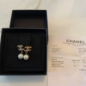 Chanel örhänge  - Super fina men har tappat några stenar och en pärla har lite slitage. Säljs nu för 10 000kr 