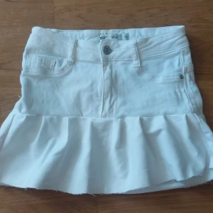 Vit jeanskjol med volang  - Säljer denna jättefina vita jeanskjol med volang då den är för liten🤍. Kjolen är omsydd ifrån ett par jeans och är i storlek xs. Priset kan diskuteras. Köparen står för frakten. Skriv privat för mer information och bilder💕
