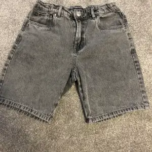 Snygga ljusgrå Lmtd jeans short i mycket bra skick. Passar cirka 150-160cm. 