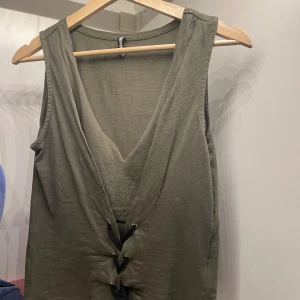 Topp med snörning - Mycket bra skick, köpt second hand.