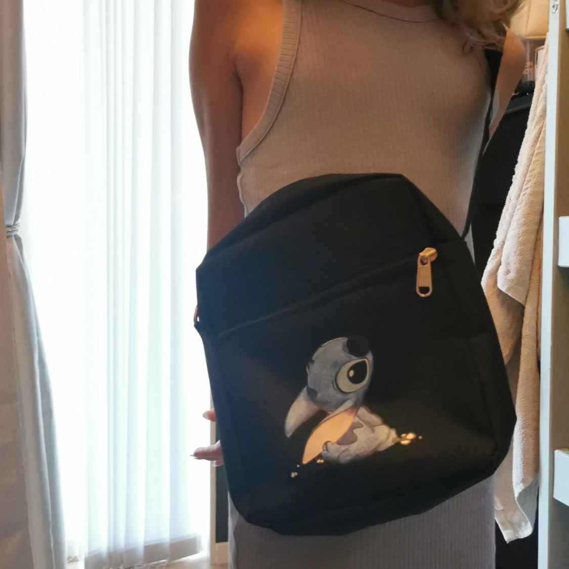 Svart axelväska med Stitch-motiv - 91