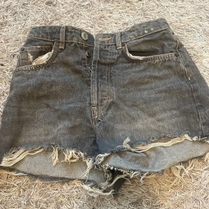 Shorts - Populära jeans shorts från zara som inte går att köpa längre💞 bra skick knappt använt. Köp direkt för 300, köparen står för frakt och köp via Swish💞