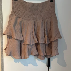 Beige linne kjol - Beige linne kjol, nyskick då jag aldrig använt. Storlek M.