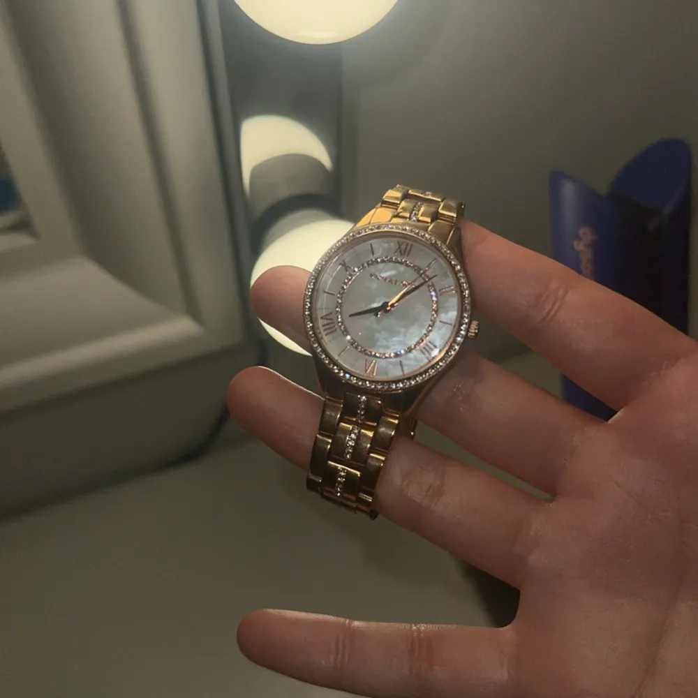 Äkta Vintaged Michael kors klocka som inte finns att köpa längre i helt nytt skick ,tyvärr har jag inte kvar boxen som klockan kom med i, så de kommer effekterna priset, klockans värde ligger på runt 2,800kr skriv till mig om ni har fler frågor💕 . Asusteet.