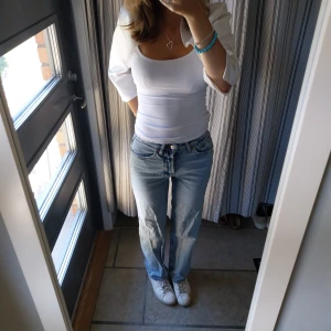 Ljusblå jeansbyxor - Säljer ett par snygga jeans i ljusblå färg som är från H&M. Inte används mycket. Pris kan diskuteras, skriv om frågor❤️❤️