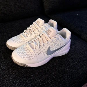 Nike dam skor - Nästan helt nya vita Nike dragon skor i storlek 38,5. De har snören, endast inne i skorna på bilderna!