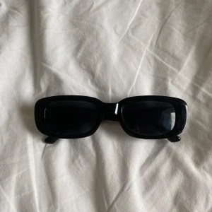 svarta solglasögon  - svarta solglasögon 