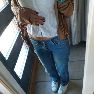 Blå jeansbyxor "icon" - Säljer ett par fett snygga jeans som är i väldigt bra skick, har används ca: 2 gånger. köpta på lager 157 för 400 kr. pris kan diskuteras❤️. skicka gärna frågor❤️