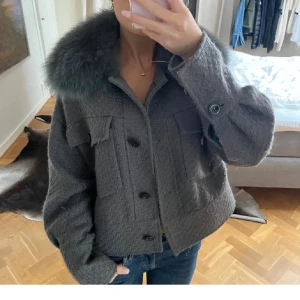 Meotine jacka - Säljer min fina meotine jacka, perfekt till hösten🍁☀️💕 Säljs inte längre då det är en gammal modell! Tecken på använd finns men annars i väldigt gott skick!❤️