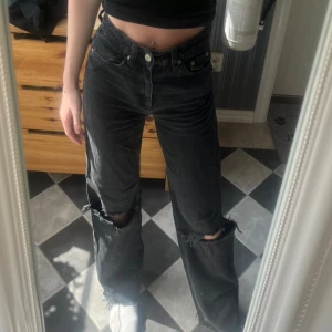 Nakd jeans - Raka jeans med hål från nakd. Stl 34. Köpare står för frakt🤍