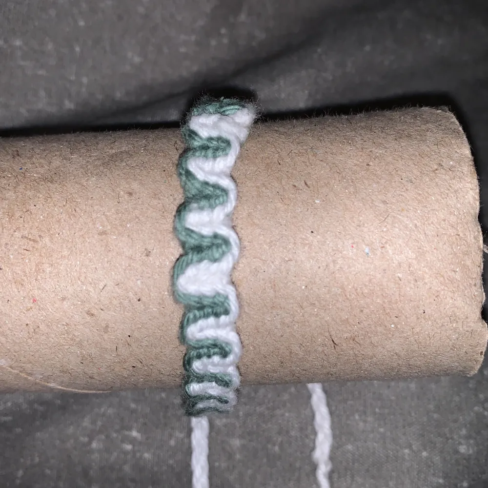 Handgjort armband   Färg: grön och vit 14-22 cm  Kan beställa i nästan vilken/vilka färger man vill,och storlek . Accessoarer.