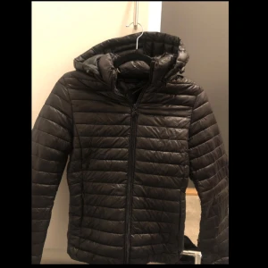 Svart dam jacka  - Den är köpt från barcelona så jag har inte koll på märket. Men den är helt ny och oanvänd. Storlek M men passar perfekt till S för den har en liten grej i baksidan som man kan göra midjan mindre. 