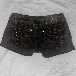 Svarta miss me shorts  - Skit snygga low waist miss me jeans som jag har gjort om till shorts, säljer för att dom tyvärr är lite för små 💖storlek 25 sitter som en xs-s. Två grejer som har lossnat se bild 3.