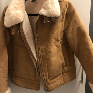 Fint jacka med päls inuti  - Säljer en fint jacka med päls inuti perfekt för kalt väder. 