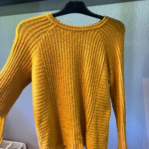 Tröja - En stickad tröja, knappt använd. Sitter bra:)