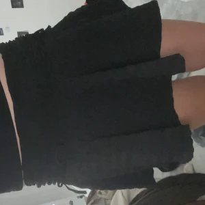 Svart kjol med rosetter - Super gullig kjol från monki med rosetter!🩷 i nyskick endast använd någon gång. 