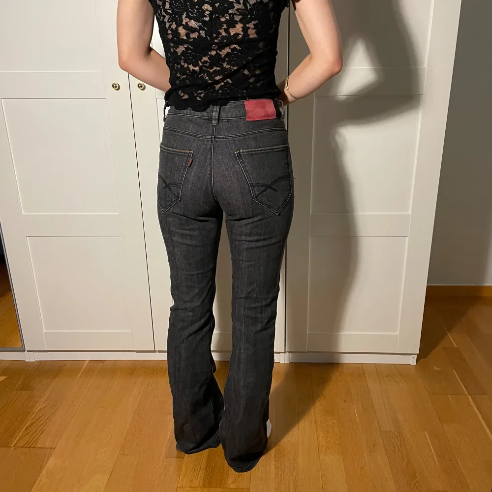 Säljer ett par svarta jeans som är vintage med bootcut. De är i bra skick och har en snygg passform. Jeansen har en låg midja och är från märket Pace💕. Jeans & Byxor.