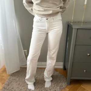 Bik Bok Vita Low Straight Jeans - Hej hej! Jag säljer dessa jeans som jag ej har användning för längre! Men någon annan kanske har de 🌸☀️   Väldigt bra skick - knappt använda/enstaka gånger. 