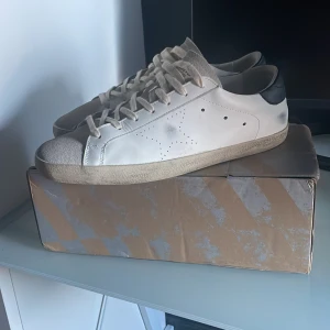 Golden goose  - Golden goose superstar skor nästan som nya ändast lite creasing.             Skick 8-10🍻!