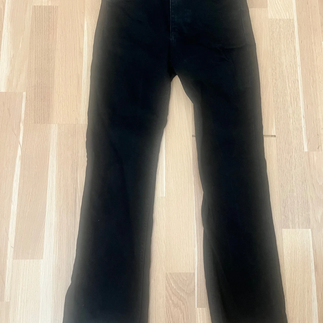 Flared jeans i ankel längd 