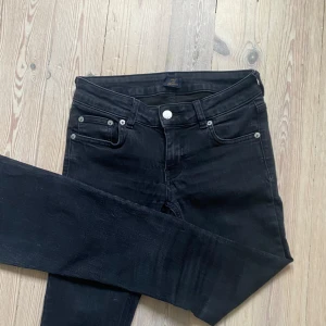 Lågmidjade jeans - Så snygga lågmidjade svarta jeans, har flera par därför säljer jag nu dessa! De är lite slitna längst ner❤️midjemått: 35 cm (men kan stretchas ut till 40-41 cm), Innerbenslängd: 79 cm