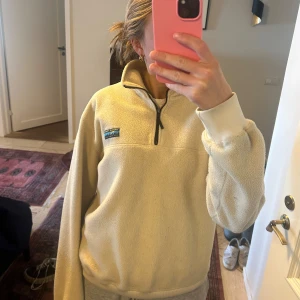 Fleece från junkyard - Fleece från junkyard, perfekt till hösten.  Storlek xs men passar mig som bär S