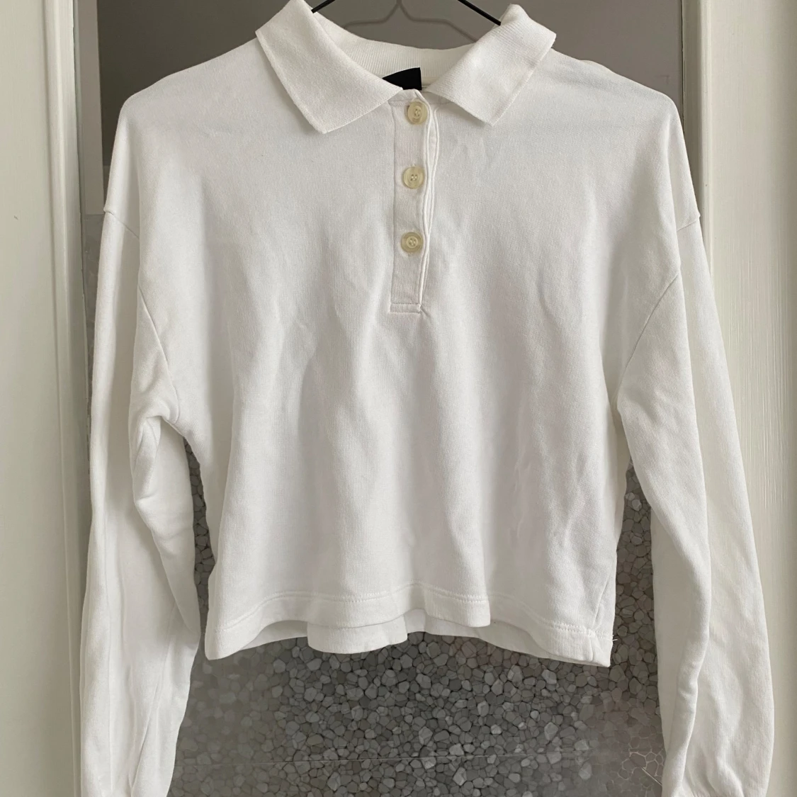 Vit croppad pikétröja