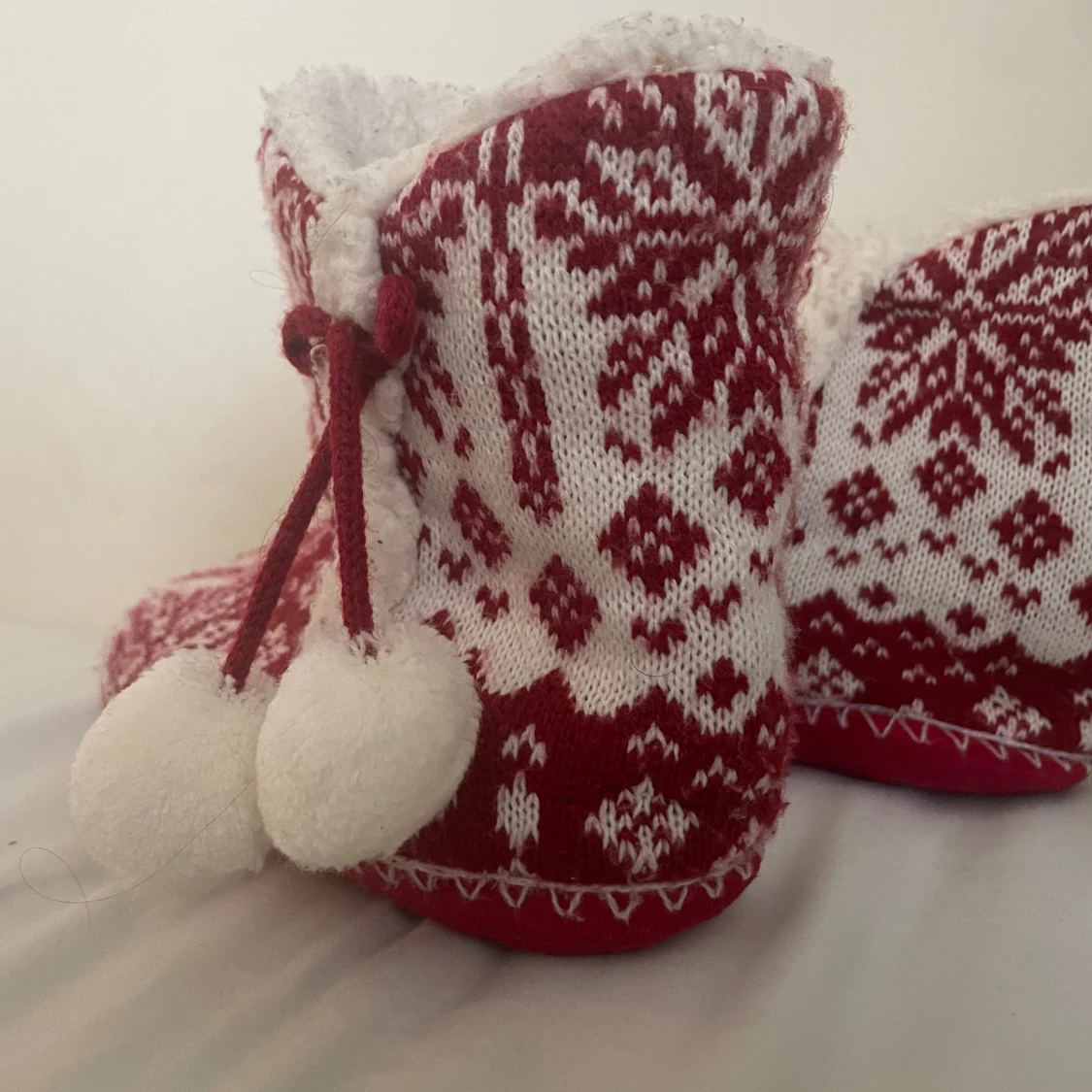 Mysiga röda och vita stickade tofflor - 90