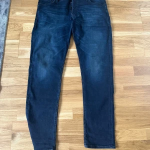 Jack&jones jeans - Är i väldigt bra skick! Jeansen sitter bra och är väldigt bekväma! Skick: 8.5/10
