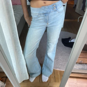 Jeans  - Jättefina lågmidjade, utsvängda jeans Som nya 💕