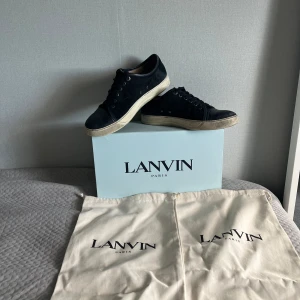 Lanvins - Tjena säljer mina marin blå lanvins i storlek 9 typ 43/5 dem är i okej skick