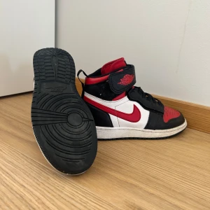 Nike air Jordan  - Storlek 36,5. Röda air jordans, ord pris ungefär 1700kr Frakt ca 100kr💕