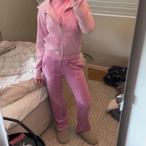Juicy couture set - Säljer mitt fina juicy couture set! Sparsamt använt! Byxorna i storlek XXS och tröjan i XS.  Tröjan är något urtvättad därav priset😊