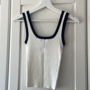 Kort ribbat linne från HM, strl S - Ribbat linne i kort modell i strl S, mycket fint skick i princip oanvänt. 