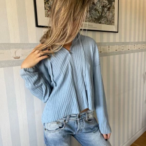 Ribbad tröja i kashmirmix - Superfin tröja från hm i väldigt bra skick. Kashmirmix, ribbad