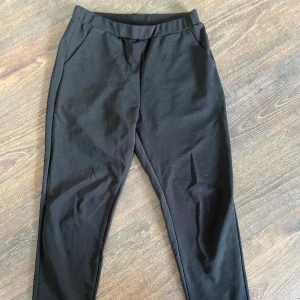 Svarta kostymbyxor  - Svarta kostymbyxor köpta från SHEIN. Stretchiga med fickor fram, och rak passform. Sparsamt använda, utan några slitningar. 