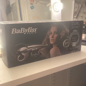 Locktång  - Babyliss curl secret locktång säljer jag! Finns inte kvar att köpa på nätet eller i butik och köpte för dyrt pris men säljer den för 500 kr. Använd 1 gång och instruktionerna är med! Först i kvarn 
