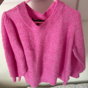 Stickad tröja  - En rosa stickad tröja från vero moda i storlek bra stick puff armar 